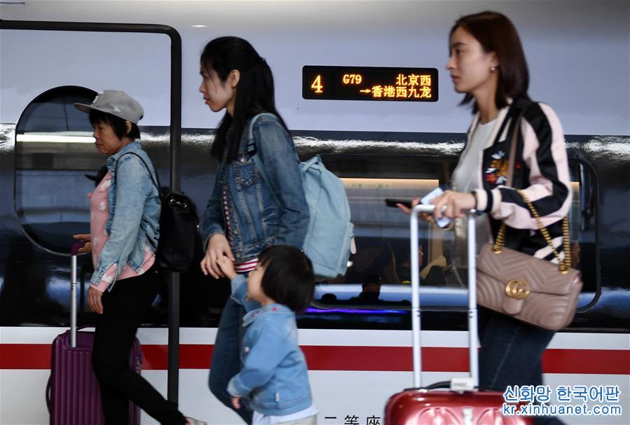 （社会）（1）北京西站首开至香港西九龙高铁列车