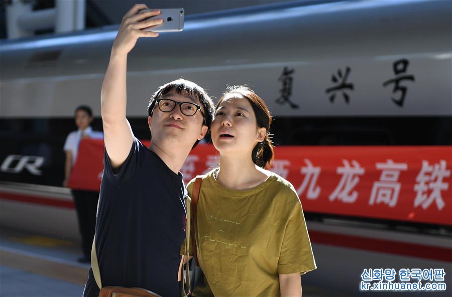 （社会）（2）北京西站首开至香港西九龙高铁列车