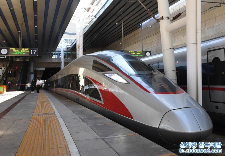 （社会）（3）北京西站首开至香港西九龙高铁列车