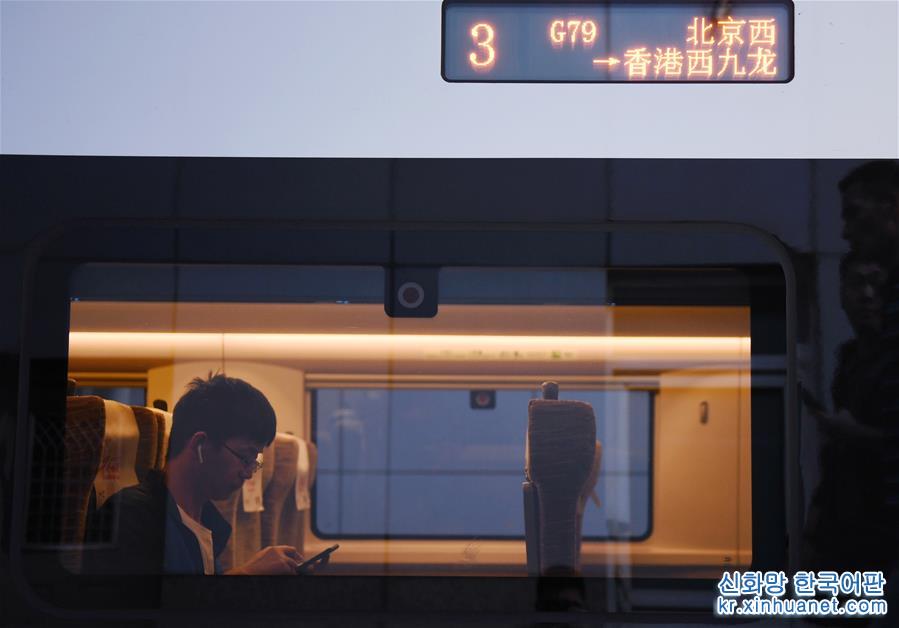 （社会）（4）北京西站首开至香港西九龙高铁列车