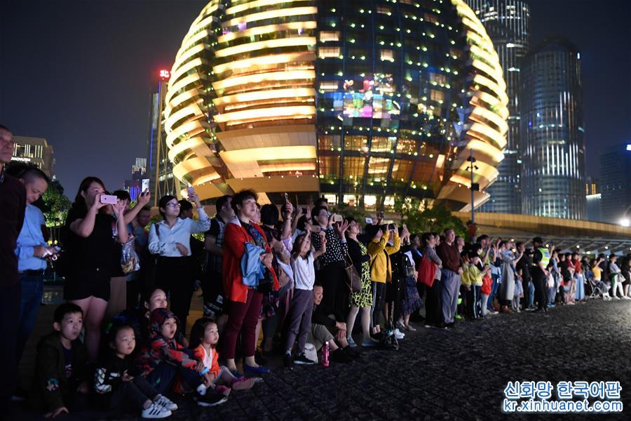 （社会）（3）浙江杭州：“我爱你中国”主题灯光秀璀璨亮相