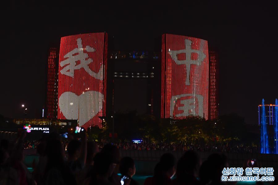 （社会）（5）浙江杭州：“我爱你中国”主题灯光秀璀璨亮相
