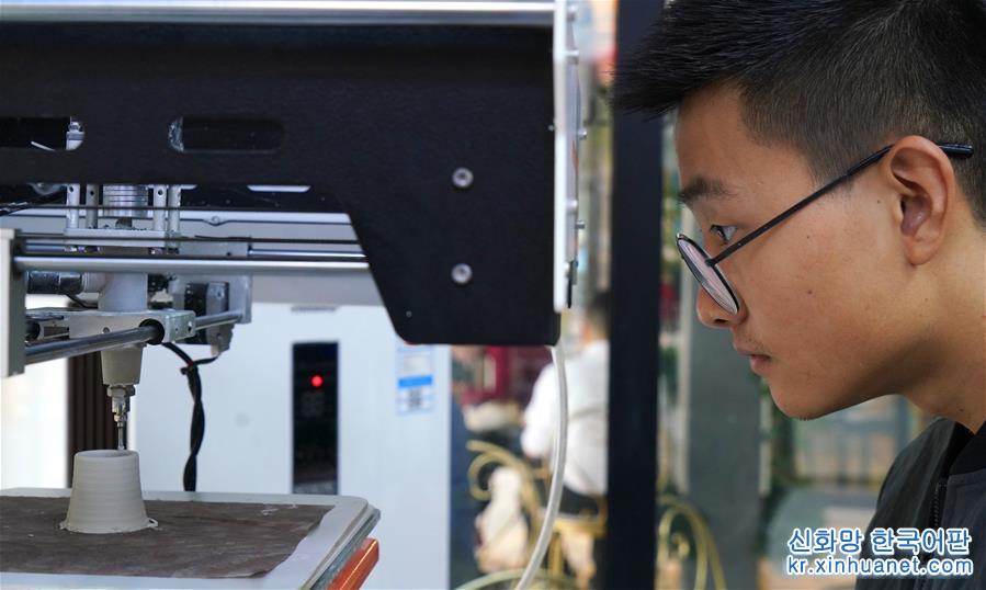 （社会）（2）江西景德镇：3D打印让制作陶瓷更轻松