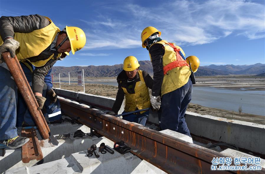 （经济）（4）川藏铁路拉林段正式进入铺轨阶段