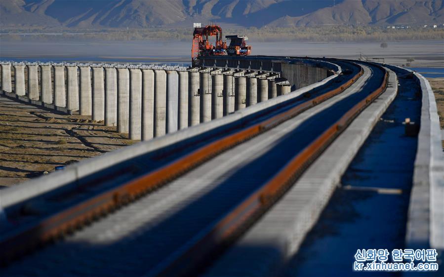 （经济）（6）川藏铁路拉林段正式进入铺轨阶段