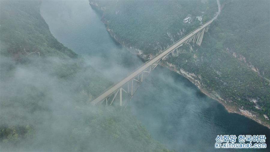（秋季美丽生态）（4）雾漫江界河大桥