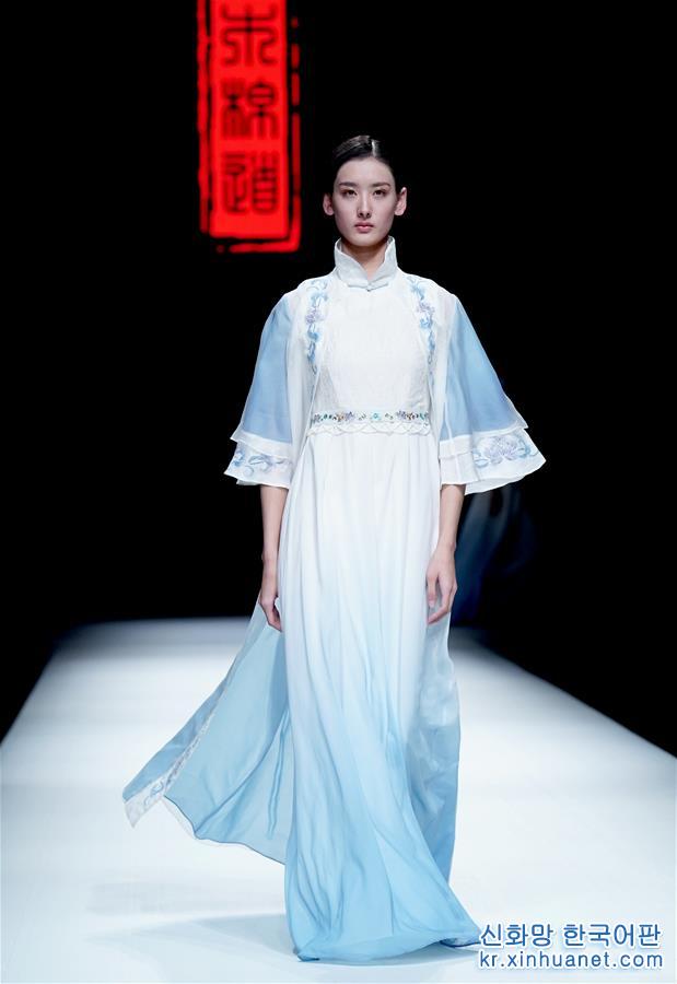 （文化）（7）“木棉道时装发布会”在京举行