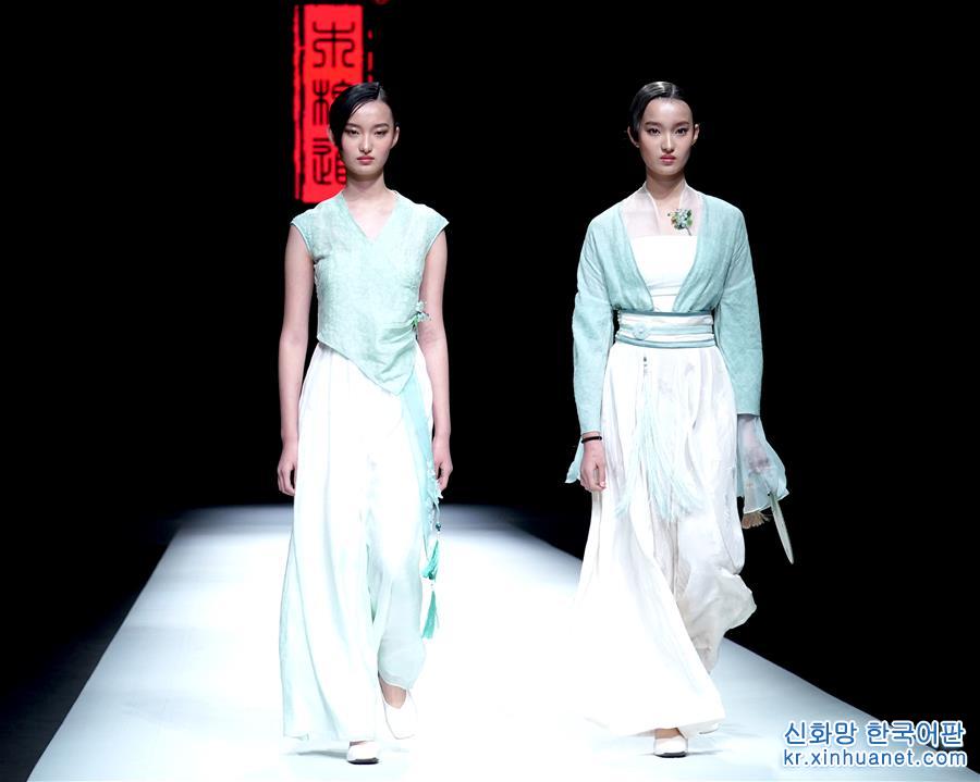 （文化）（3）“木棉道时装发布会”在京举行