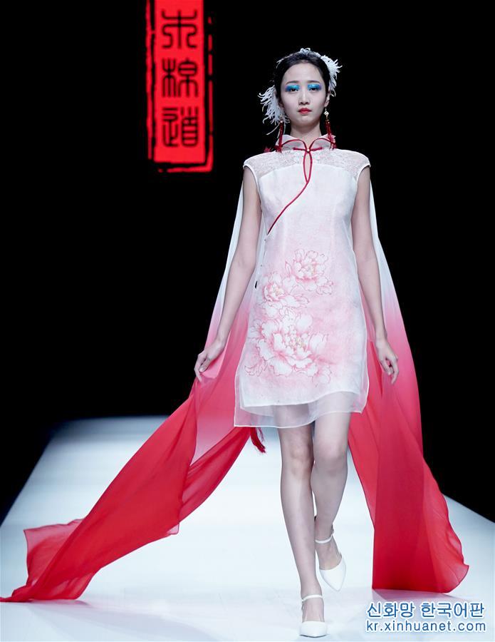 （文化）（4）“木棉道时装发布会”在京举行