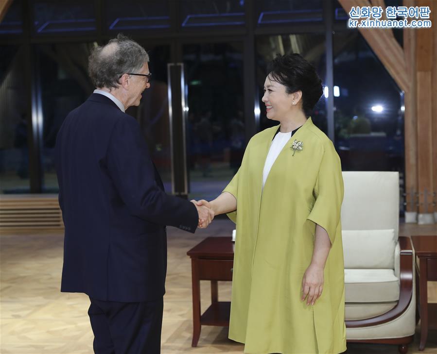 （聚焦进口博览会&middot;XHDW）（1）彭丽媛会见美国盖茨基金会联席主席比尔&middot;盖茨