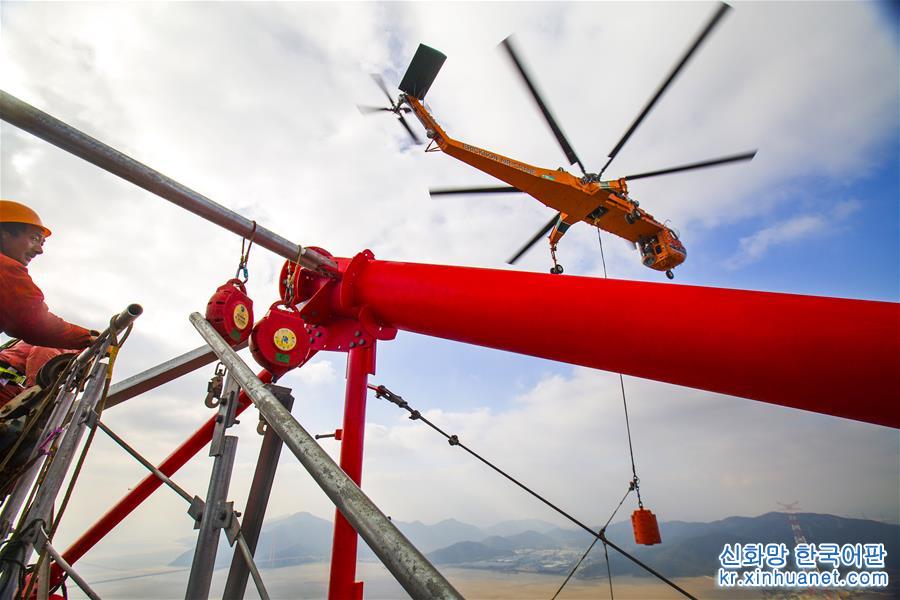 #（经济）（3）世界最高输电铁塔直升机跨海放索顺利完成