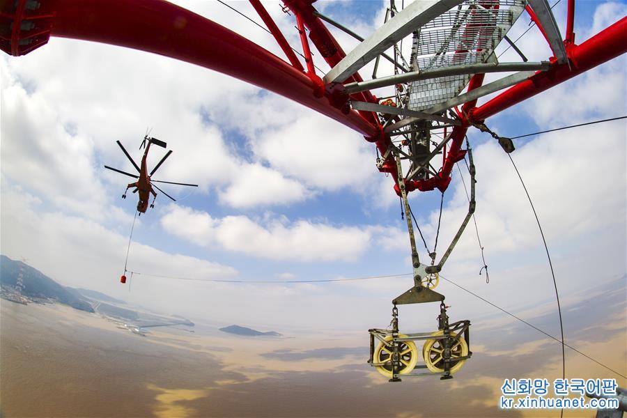 #（经济）（4）世界最高输电铁塔直升机跨海放索顺利完成