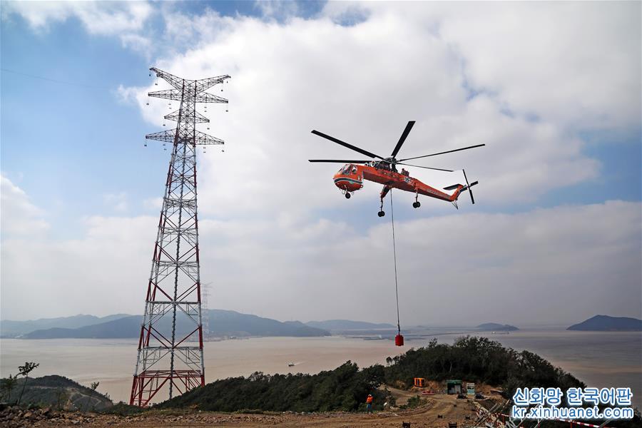 #（经济）（5）世界最高输电铁塔直升机跨海放索顺利完成