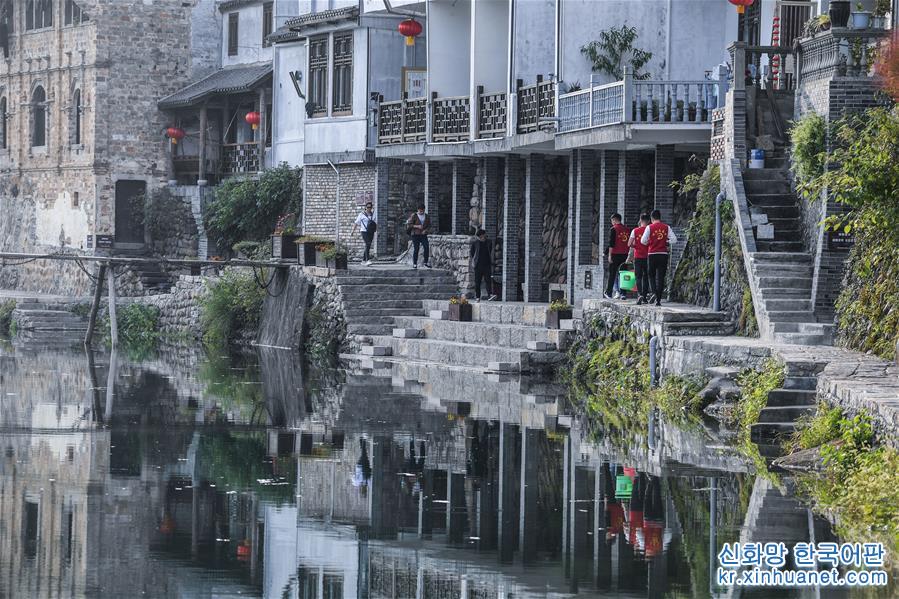 （社会）（2）杭州临安：基层党员守护美丽乡村“美丽河道”