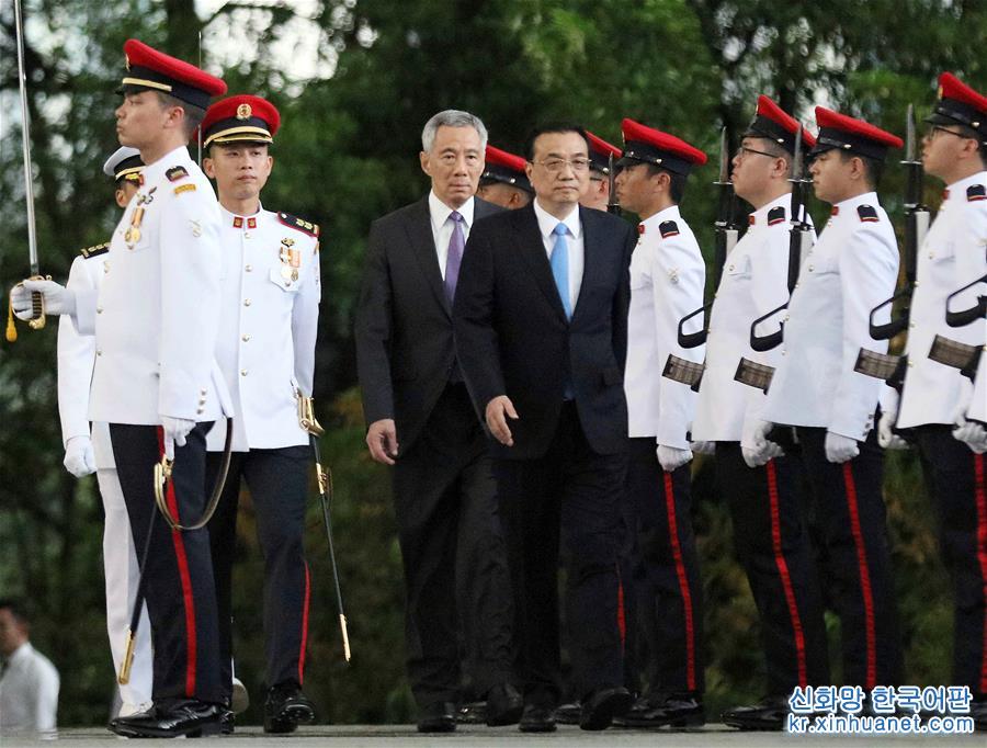 （時政）李克強同新加坡總理李顯龍舉行會談