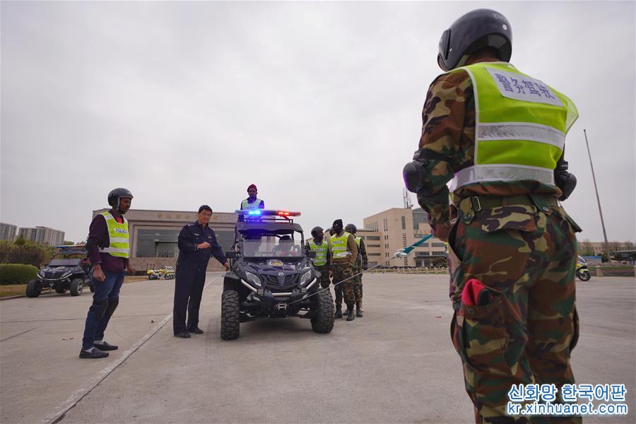 （社会）（2）非洲警察北京学习警务驾驶