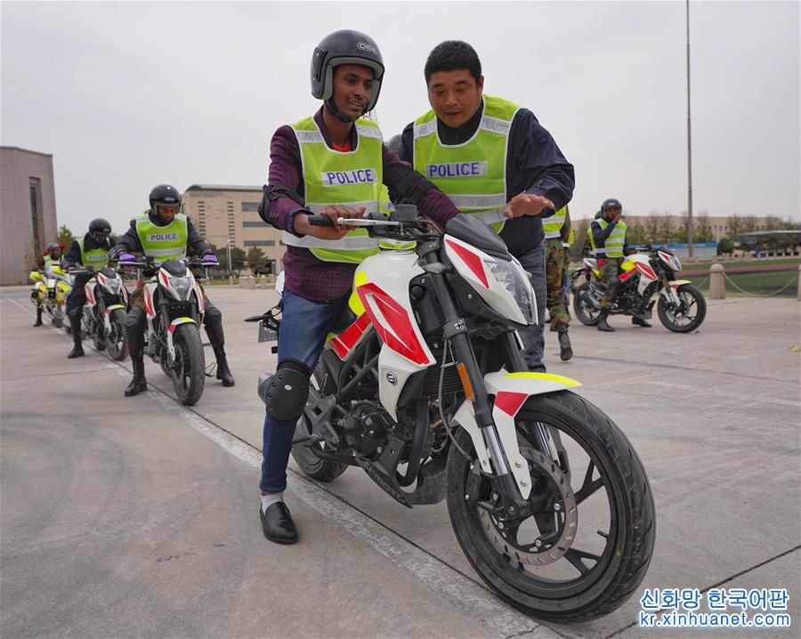 （社会）（3）非洲警察北京学习警务驾驶