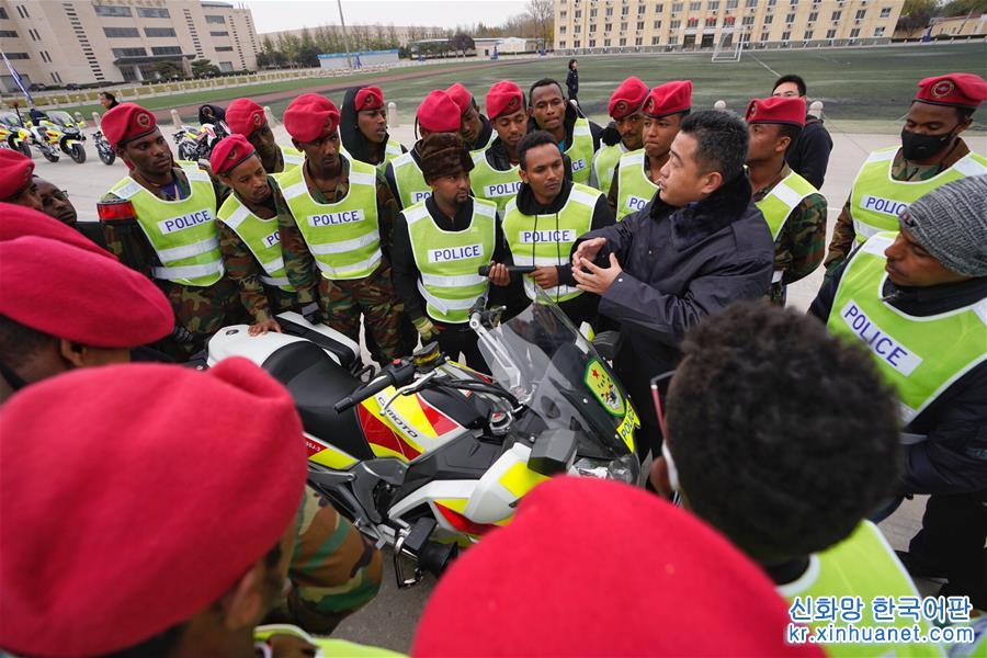 （社會）（1）非洲警察北京學習警務駕駛