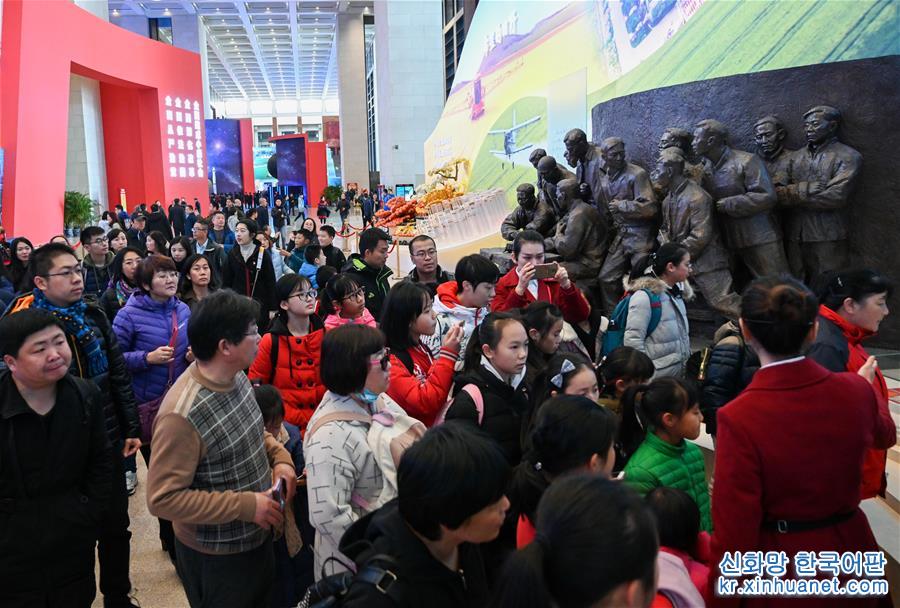 （社会）（4）“伟大的变革——庆祝改革开放40周年大型展览”吸引众多参观者