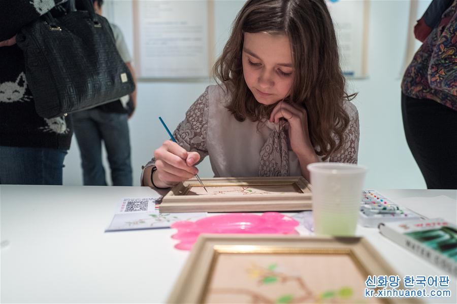 （国际·图文互动）（2）特写：把文化交流“玩儿起来”——记中国百年巧匠木绘艺术俄罗斯巡展