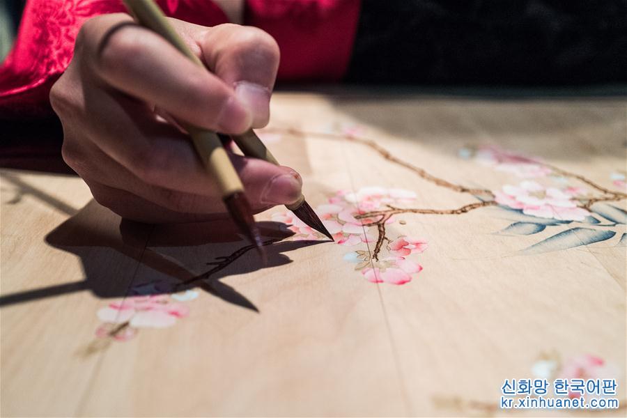 （国际·图文互动）（4）特写：把文化交流“玩儿起来”——记中国百年巧匠木绘艺术俄罗斯巡展