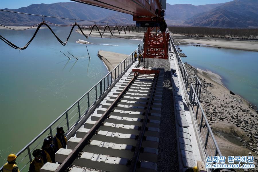 （经济）（7）川藏铁路拉林段第一座跨雅鲁藏布江大桥铺轨