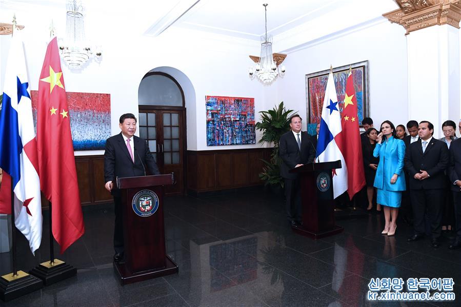 （时政）习近平和巴拿马总统巴雷拉共同会见出席中国－巴拿马经贸合作论坛的双方企业家代表