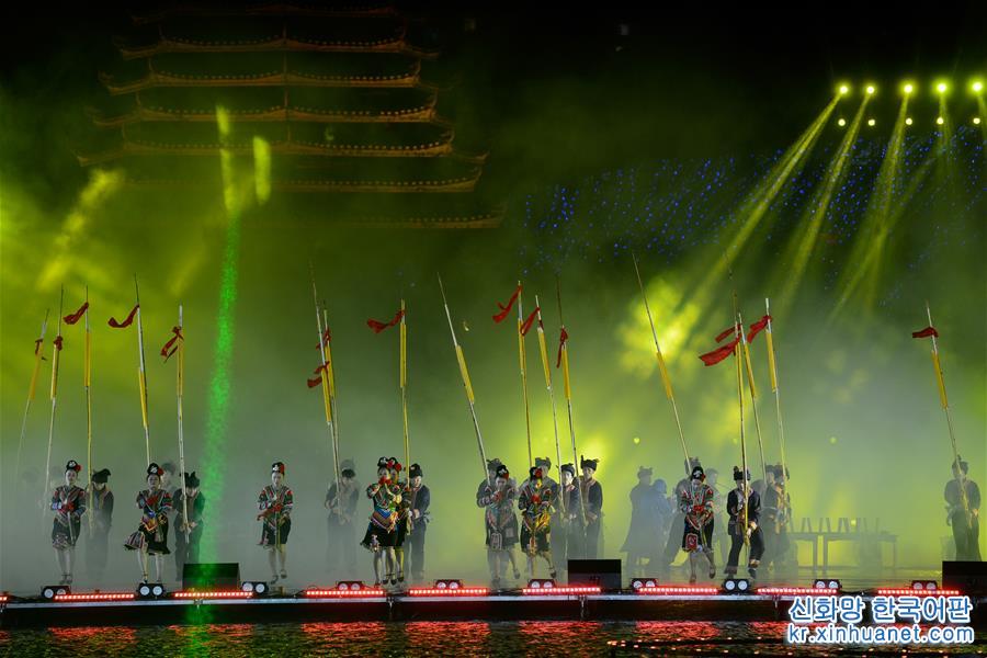 #（社会）（2）贵州黎平：侗年灯光秀 歌舞展非遗