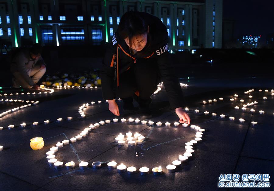 （社会）（2）南京：大学校园烛光寄哀思