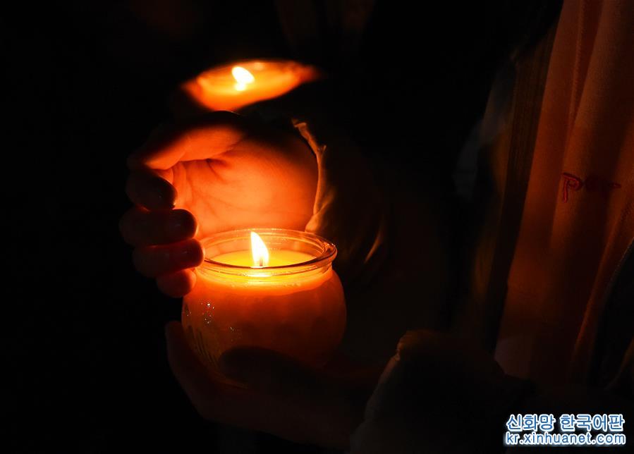 （社会）（3）南京：大学校园烛光寄哀思