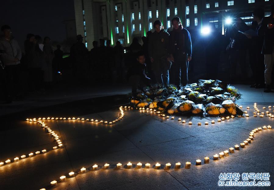 （社会）（4）南京：大学校园烛光寄哀思