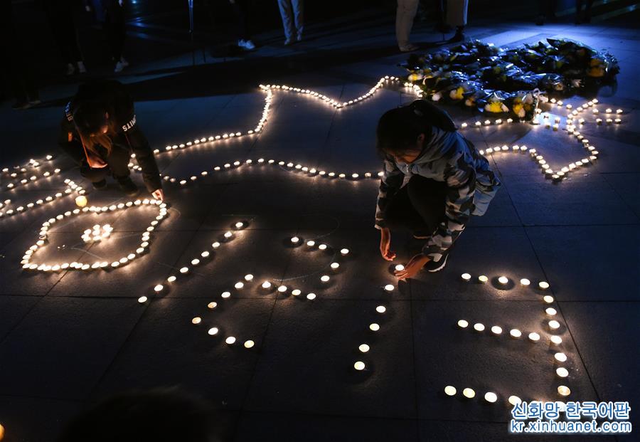 （社会）（1）南京：大学校园烛光寄哀思
