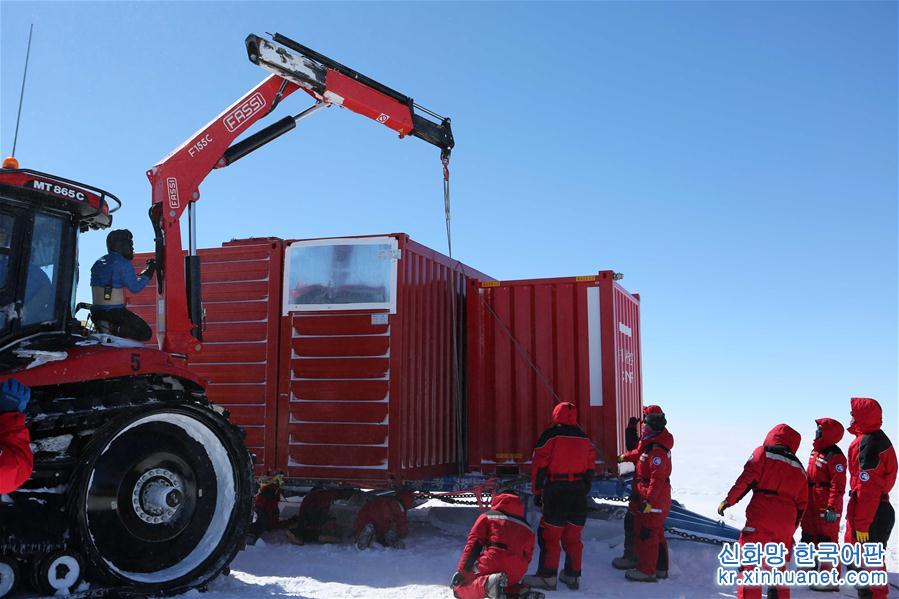  （“雪龙”探南极·图文互动）（2）中国南极科考队内陆队经受强烈地吹雪考验
