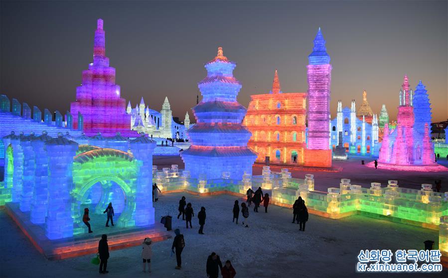 （社会）（10）第二十届哈尔滨冰雪大世界开园迎客