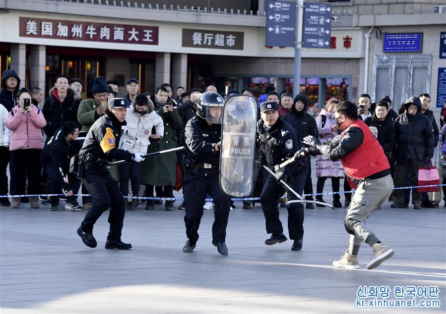 （社会）（3）北京铁路公安系统举行春运安保演习