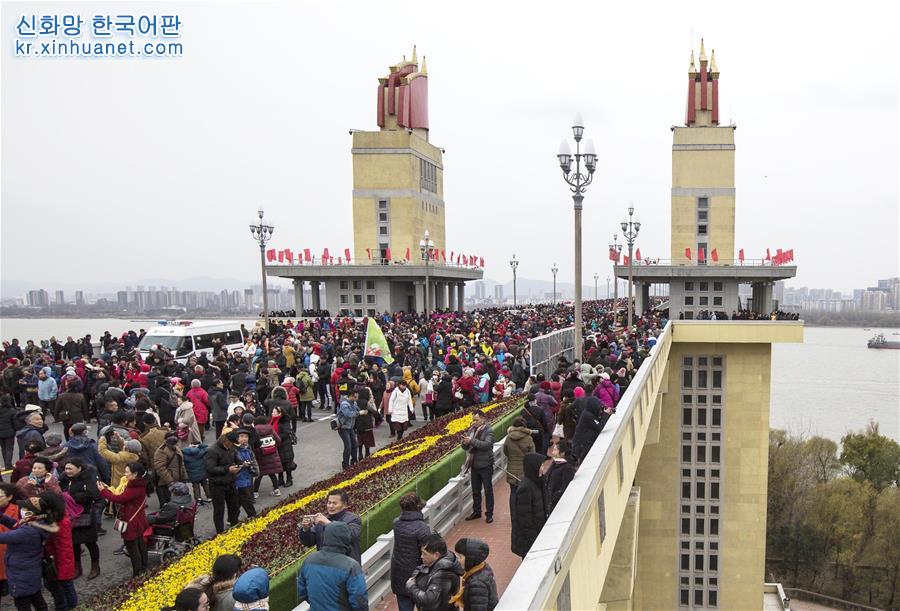 #（新华视界）（2）南京长江大桥向公众开放人气旺