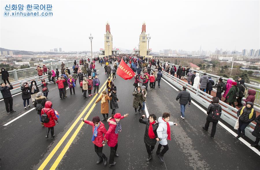 #（新华视界）（3）南京长江大桥向公众开放人气旺