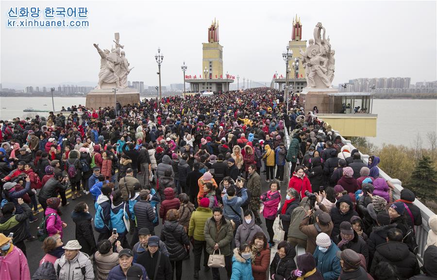 #（社会）（1）南京长江大桥向公众开放人气旺