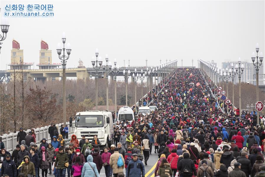#（社会）（2）南京长江大桥向公众开放人气旺