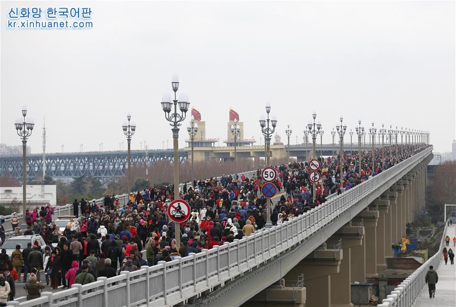 #（社会）（3）南京长江大桥向公众开放人气旺