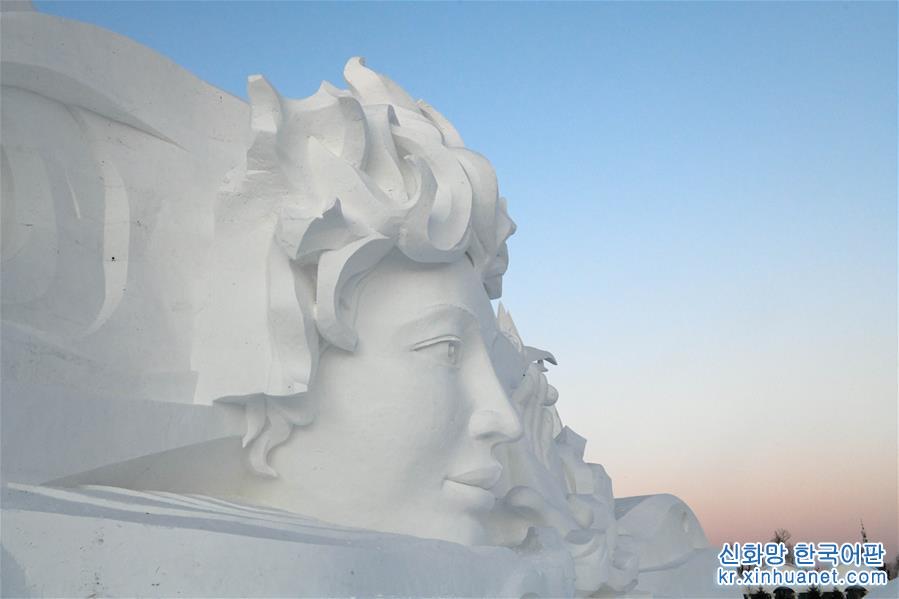 （新华视界）（1）哈尔滨：雪博会大型主塑《星河之旅》落成迎客
