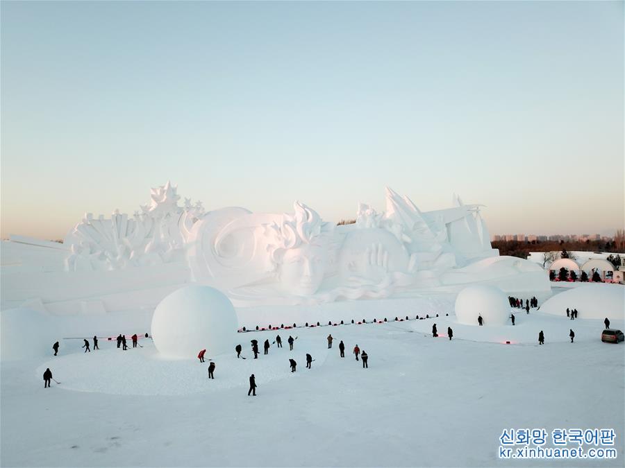 （新华视界）（2）哈尔滨：雪博会大型主塑《星河之旅》落成迎客