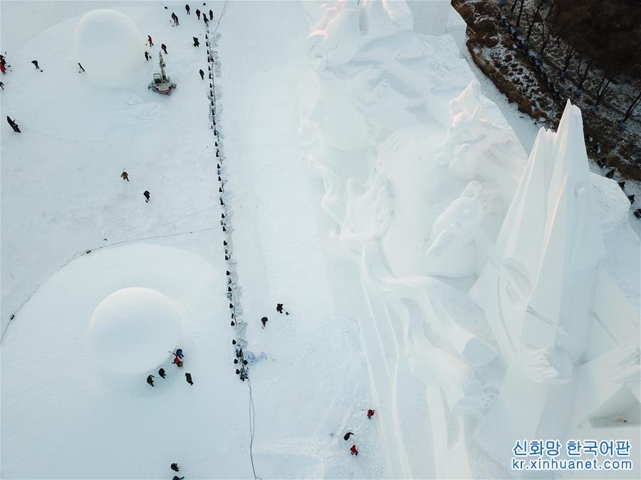 （新华视界）（3）哈尔滨：雪博会大型主塑《星河之旅》落成迎客