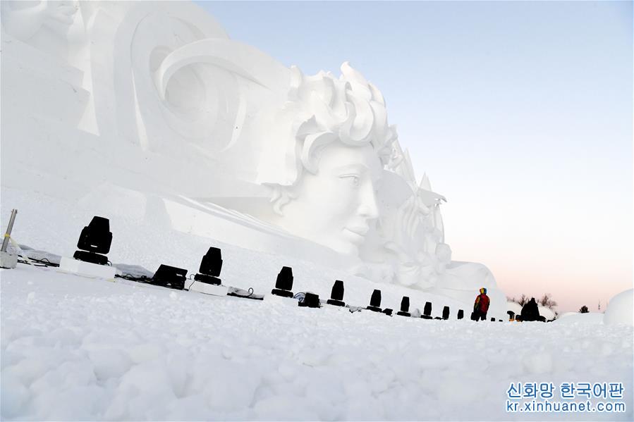 （新华视界）（4）哈尔滨：雪博会大型主塑《星河之旅》落成迎客