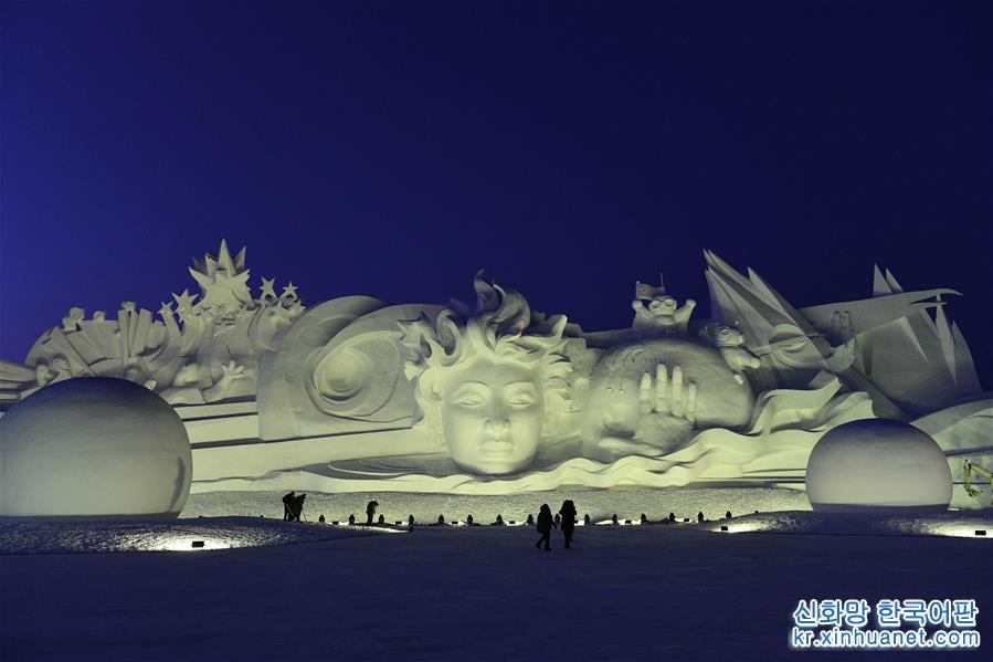 （新华视界）（6）哈尔滨：雪博会大型主塑《星河之旅》落成迎客