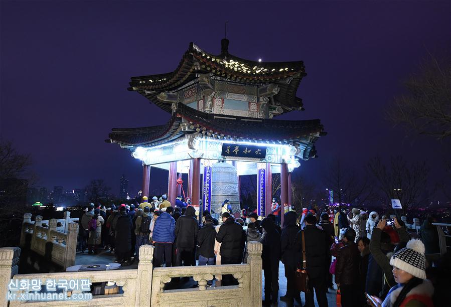 （社会）（1）南京市民撞钟迎新年