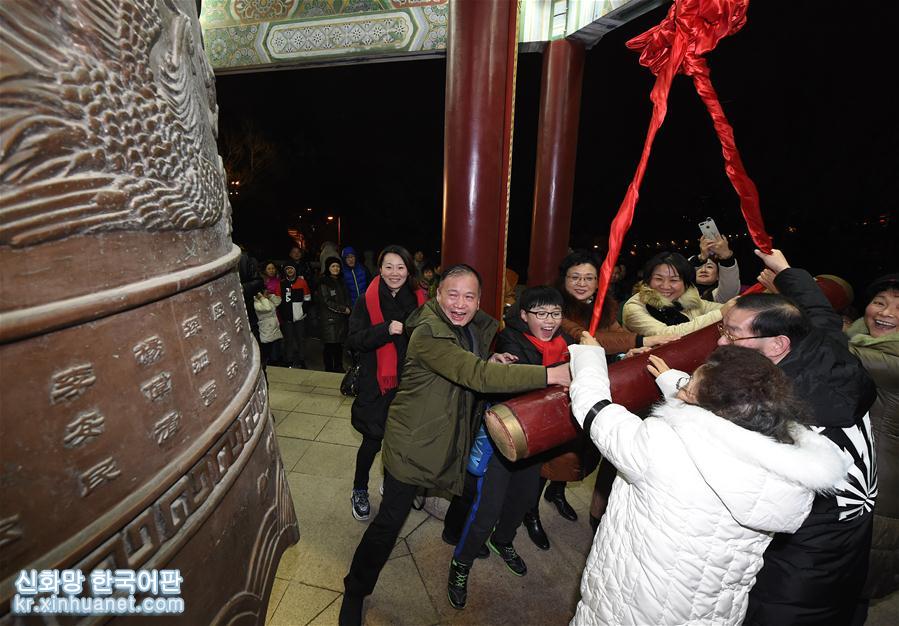 （社会）（2）南京市民撞钟迎新年