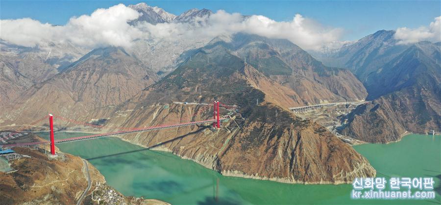 （经济）（1）川藏“新干线”雅康高速公路全线建成并试通车