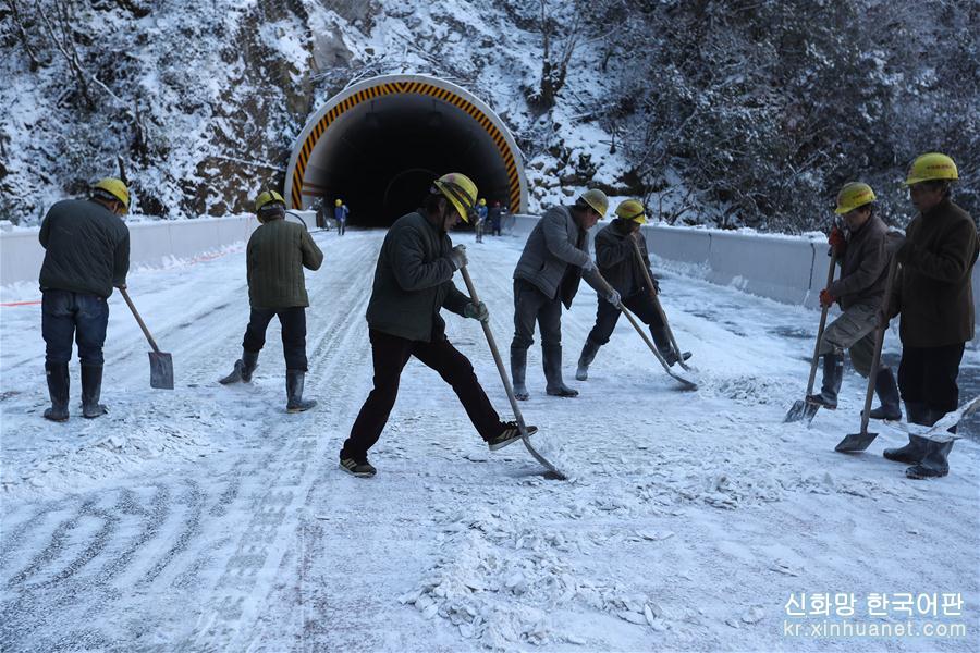 （经济）（7）川藏“新干线”雅康高速公路全线建成并试通车
