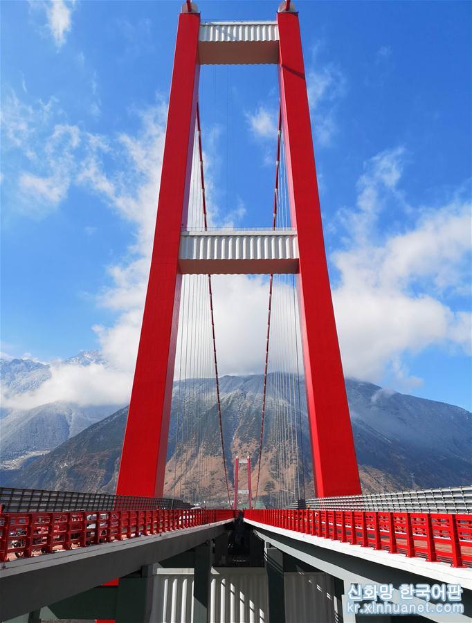（经济）（8）川藏“新干线”雅康高速公路全线建成并试通车